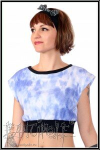 "Small Pixie" bauchfreies Top in batik blau und schwarz aus Bio-Jersey