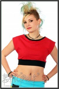 "Small Pixie" bauchfreies Top in rot gestreift und schwarz aus Bio-Jersey